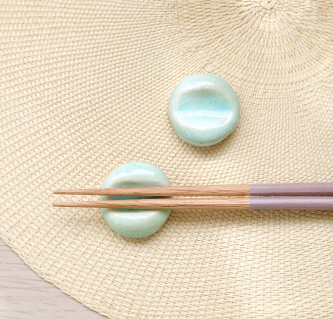 水色硝子釉の丸い箸置き