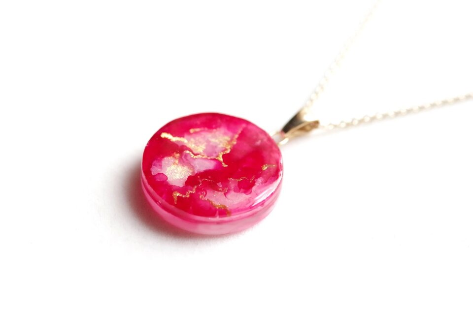 レジンアート　ラウンドペンダント〈紅き月〉