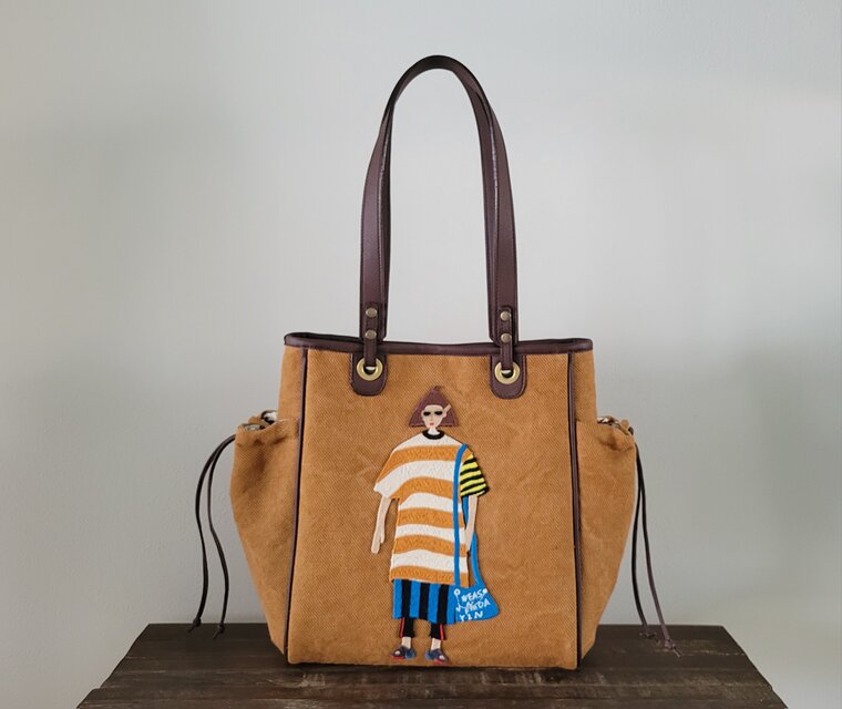 ジュート麻のキャンバス生地　ワッペンのついたトートバッグ(レンガ)