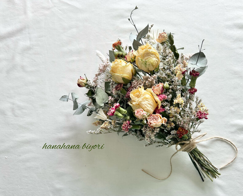 ホワイトローズと小花のスワッグ