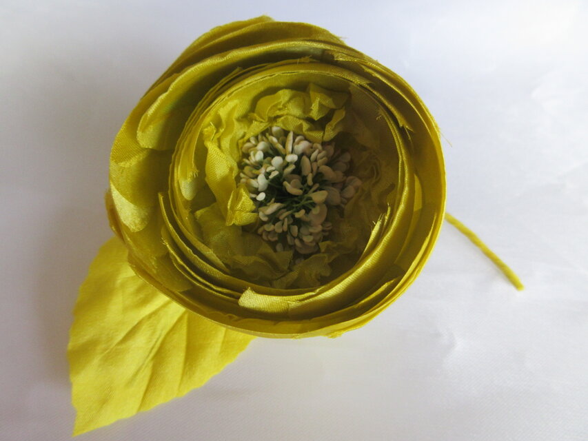 シルクの丸バラコサージュ（レモン色）