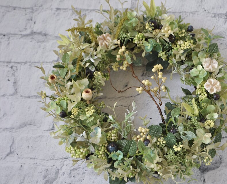 黄色い実の枝とグリーン　リース：実もの　木の実　