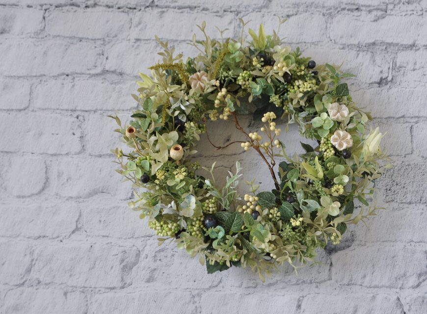 黄色い実の枝とグリーン リース：実もの 木の実 | iichi 日々の暮らし