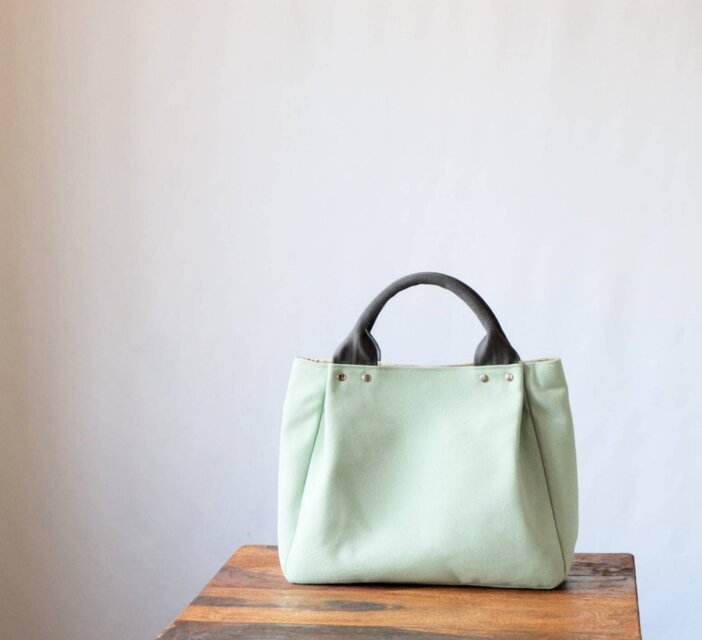 エレガントなタックトート ◇ミントグリーン×チャコール