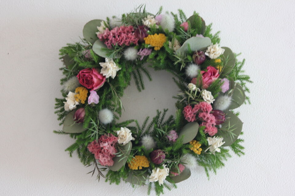 ピンクのバラと小花リース