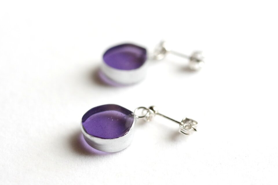 レジンアート　銀彩風のピアス〈月にそむきて〉