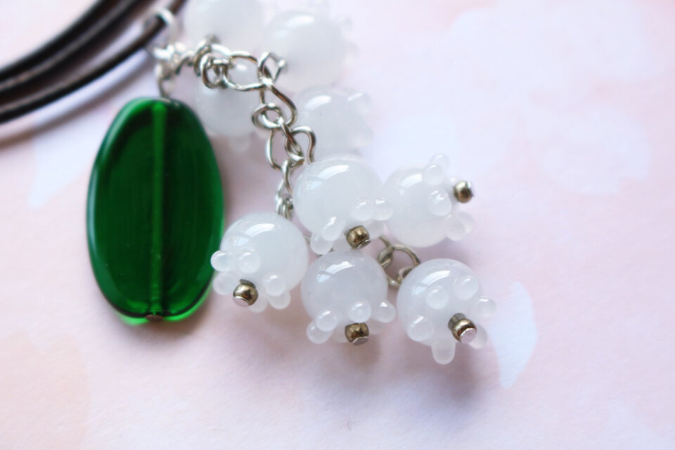 スズランのとんぼ玉ガラスペンダント | iichi 日々の暮らしを心地よく