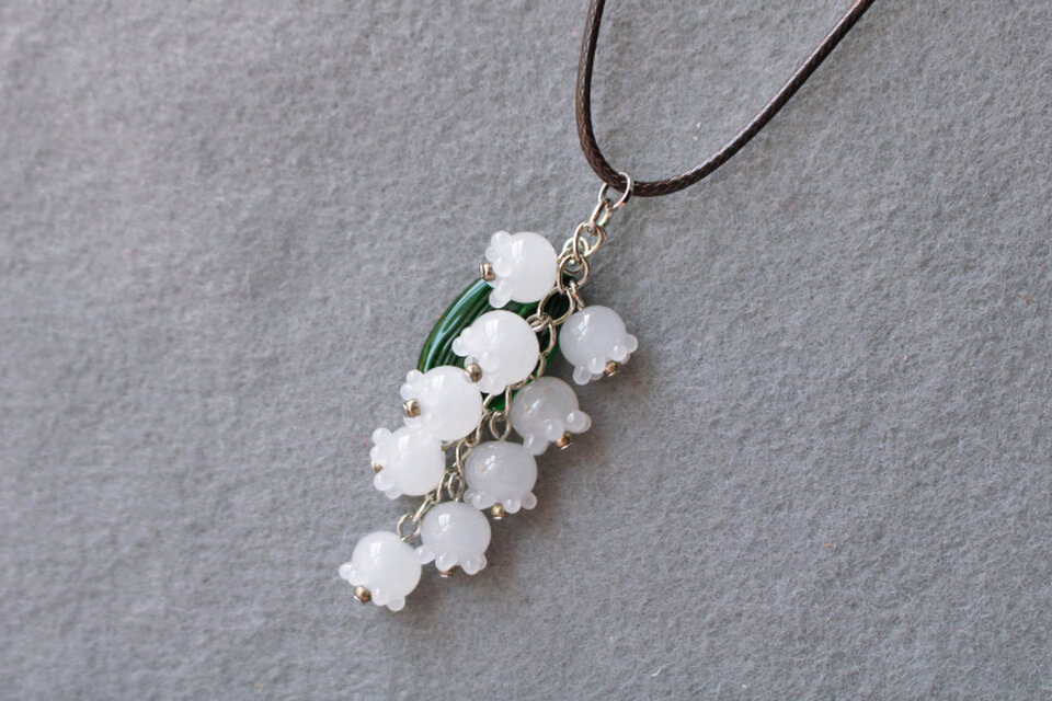 スズランのとんぼ玉ガラスペンダント | iichi 日々の暮らしを心地よく