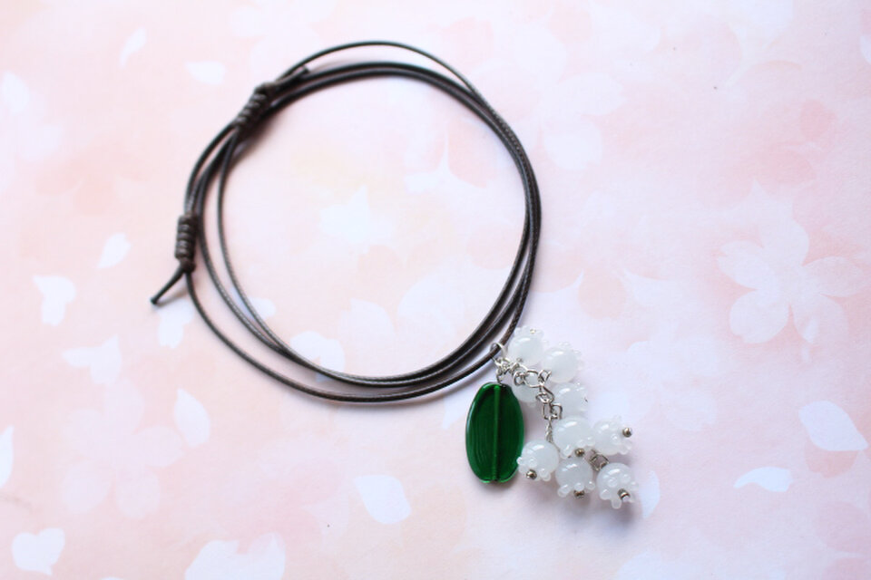 スズランのとんぼ玉ガラスペンダント | iichi 日々の暮らしを心地よく