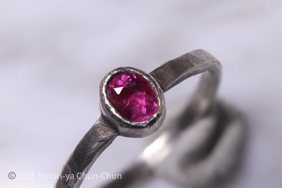 タイのお土産】アラジンのマダガスカル産 強蛍光ピンクサファイア