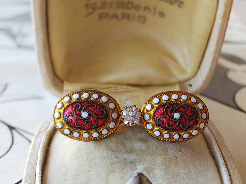 アンティーク　小さな 朱赤／文様／白のドット　エナメルブローチ