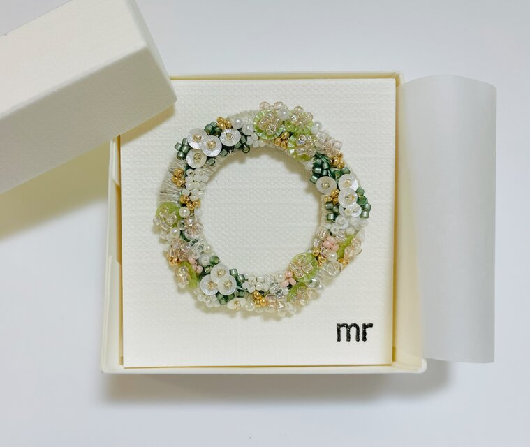 【 花冠のブローチ 】ｶﾞﾗｽﾋﾞｰｽﾞの優しい花々　軽やかな付け心地　b003ピンク系