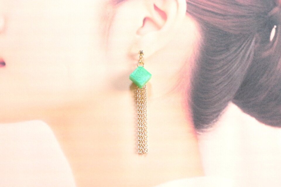 レジンアート　キューブとフリンジのピアス〈白昼の双の翅〉