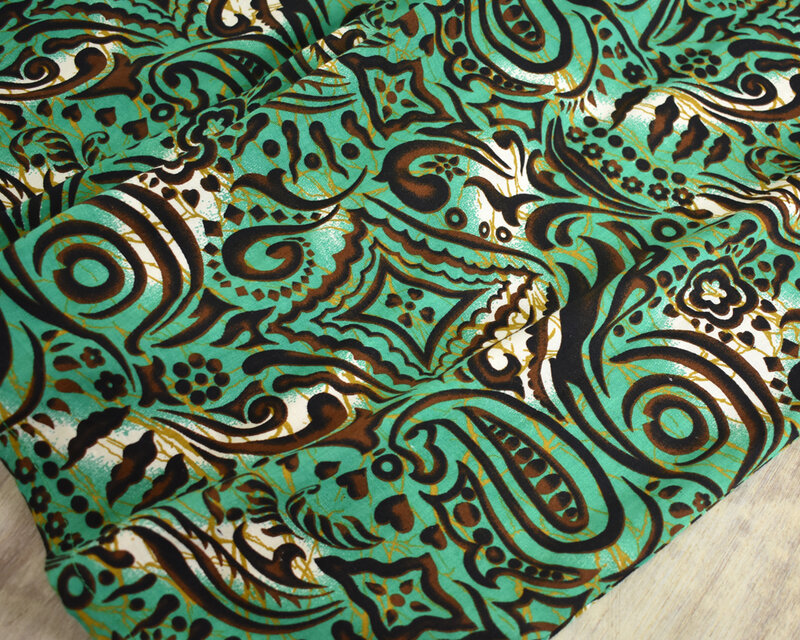 風をまとう、大人のリゾート感。ペイズリー柄ワイドパンツ グリーン