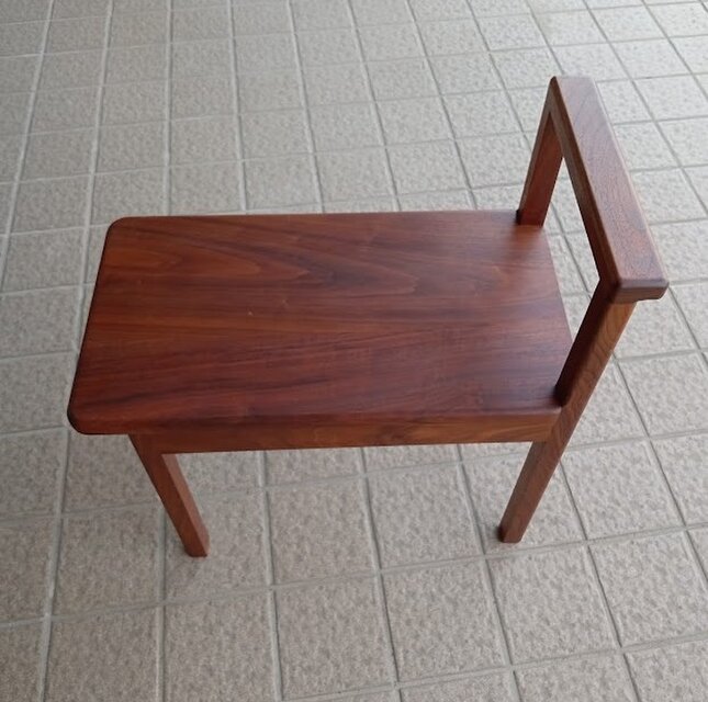 片肘スツール（ヲールナット材）