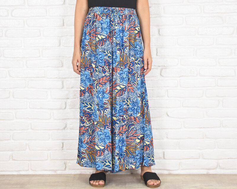風をまとう、大人のリゾート感。ハイビスカス柄ワイドパンツ　ブルー