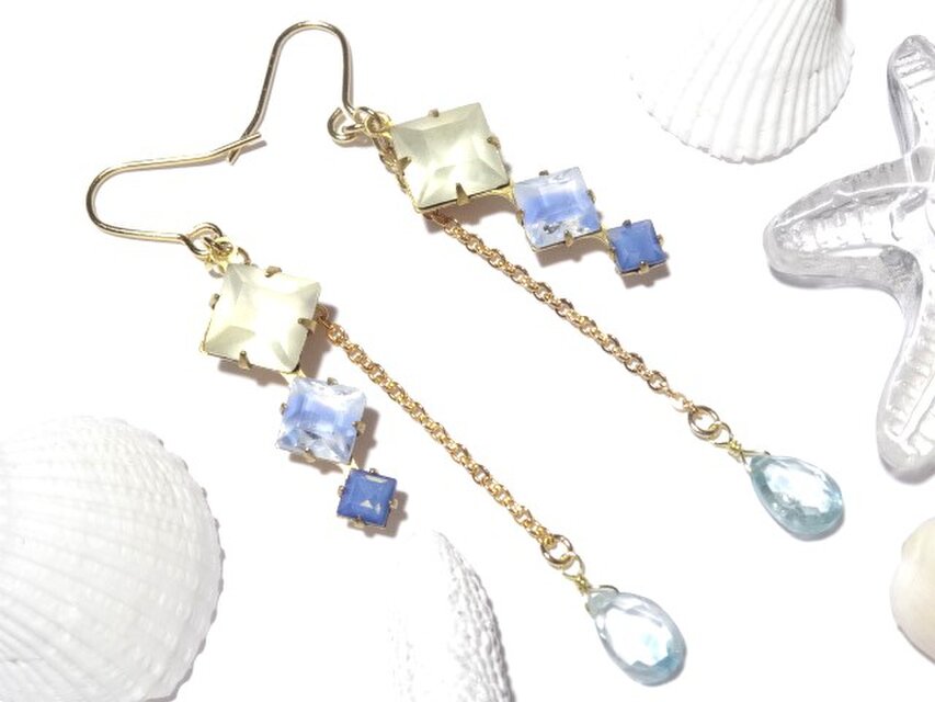 ダイヤ型グラスストーンとブルージルコンのフックピアスB