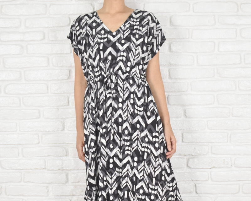 【大きいサイズ】新作！エスニック柄Vネックフリルワンピース　ブラック