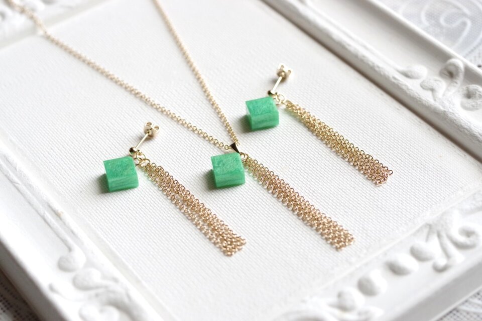 レジンアート キューブとフリンジのペンダント〈白昼の双の翅