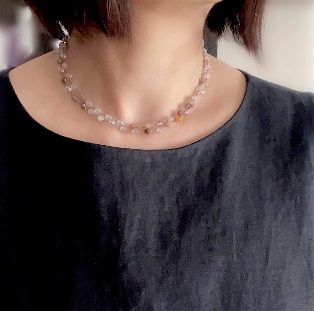コッパールチルクォーツ ミックスカラーのロングネックレス （グラス