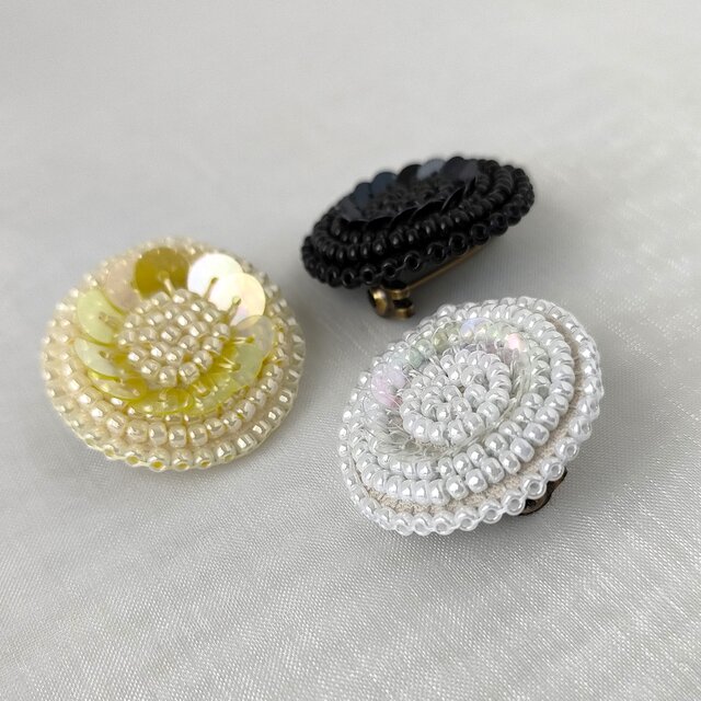 happy circle brooch　White