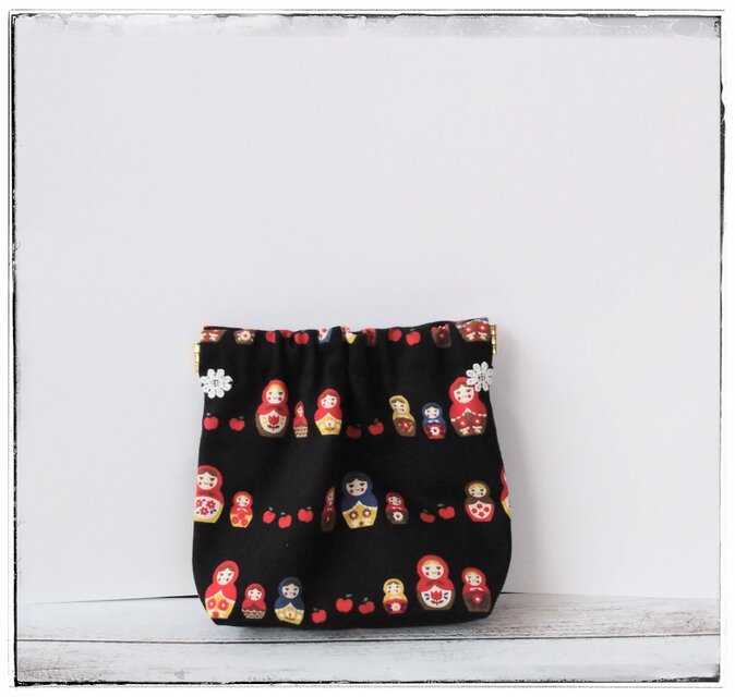 マトリョーシカ＆りんご　バネ口ポーチ　黒　　　　