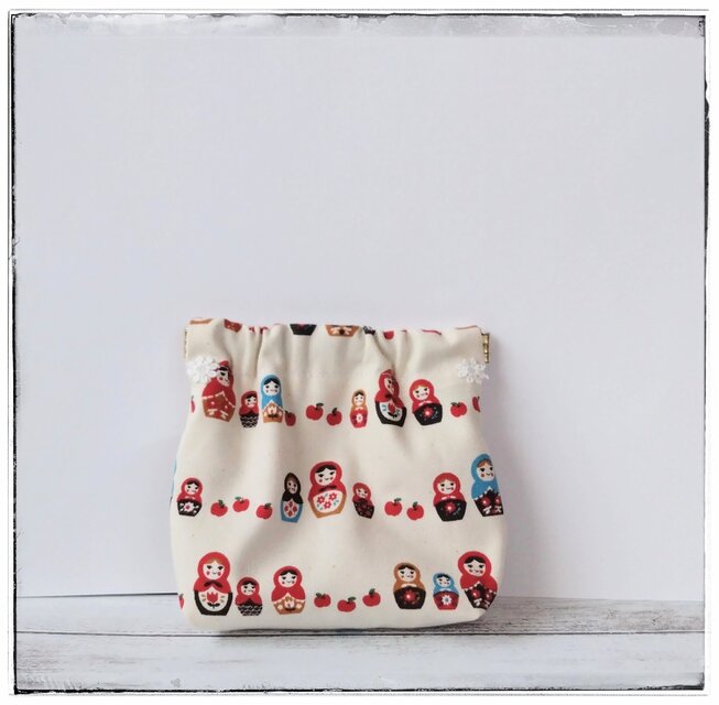 マトリョーシカ＆りんご　バネ口ポーチ  キナリ　