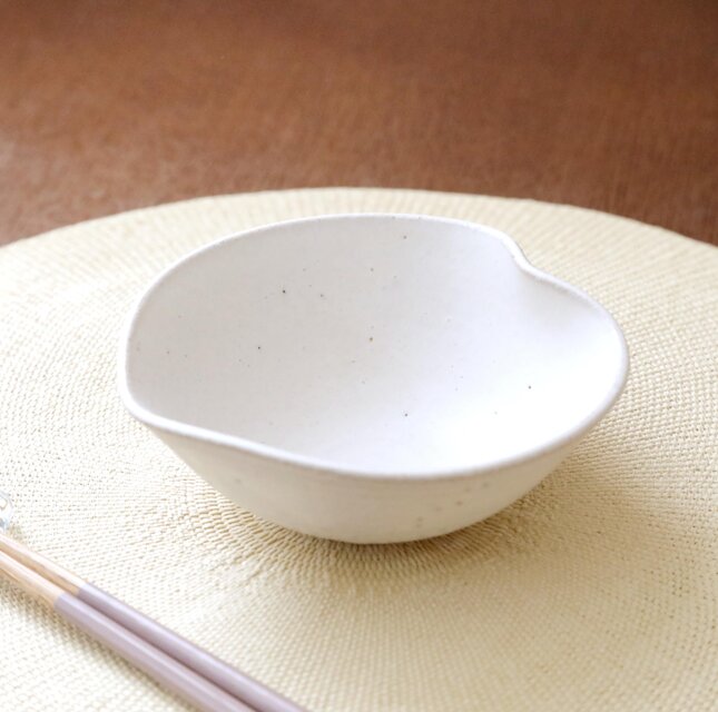 白マット釉の木の葉鉢