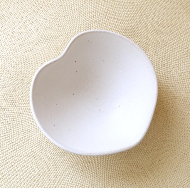 白マット釉の木の葉鉢
