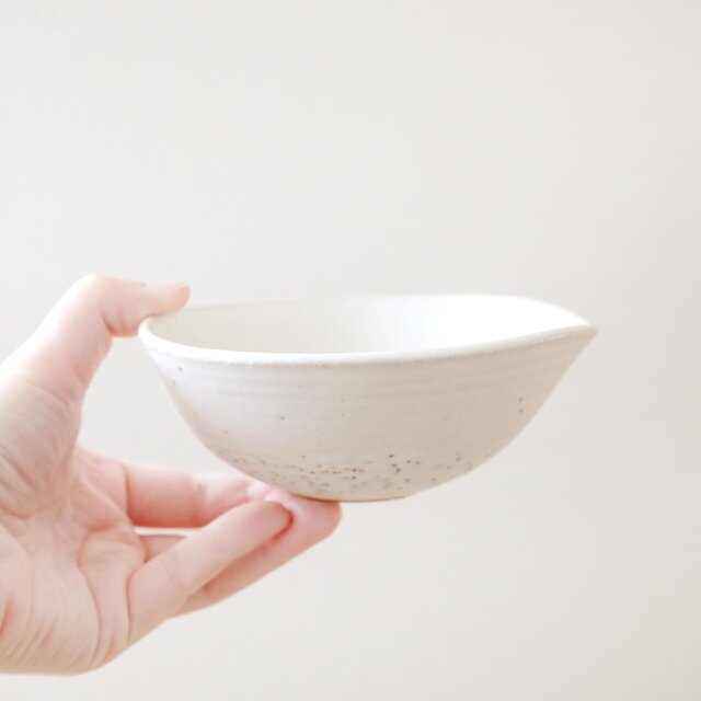 白マット釉の木の葉鉢