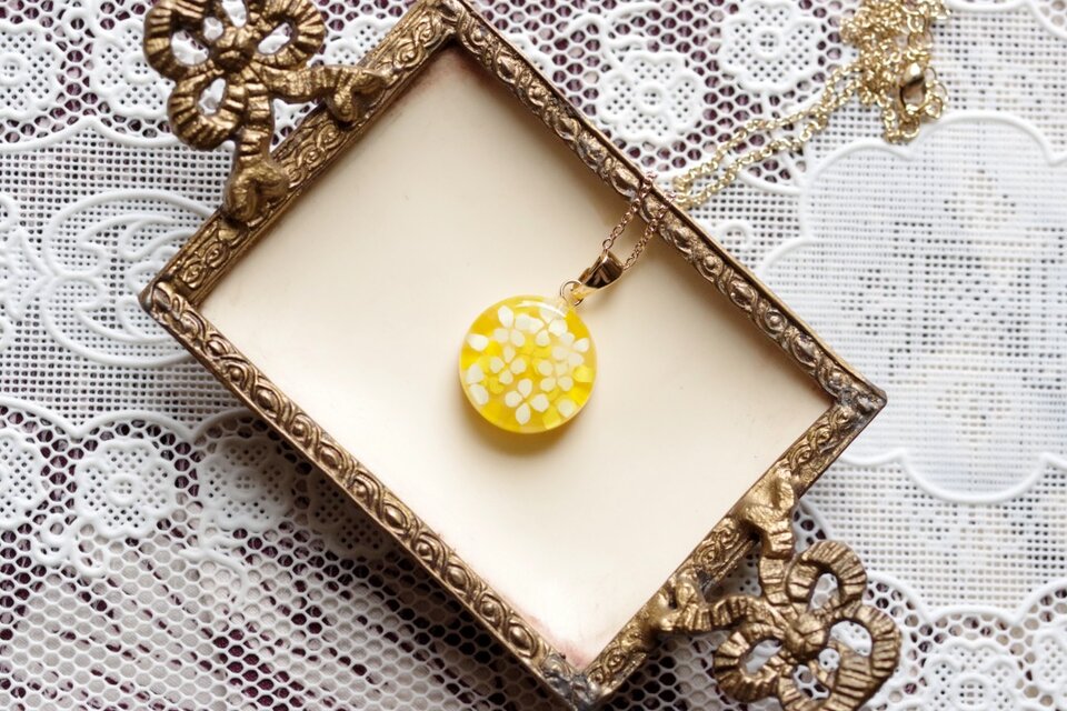 レジンアート　ラウンドペンダント〈紫陽花②イエロー〉