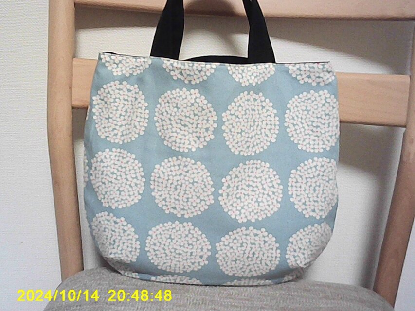 キャンパス生地１０番・水色系地のホワイトフラワー柄＊手提げ