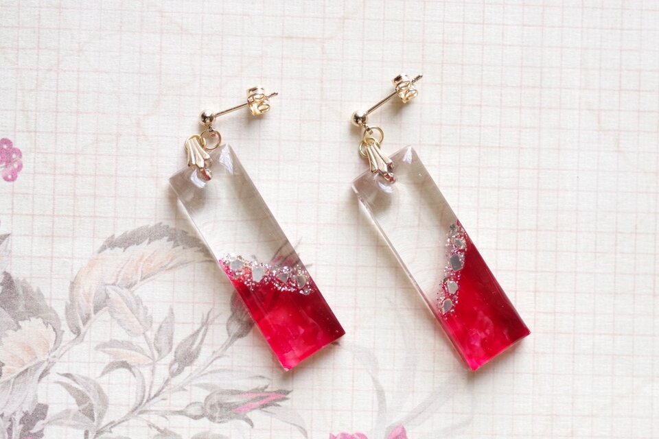 レジンアート　長方形のプレートピアス〈美しき地獄の唄を〉