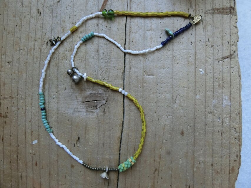 ＊古の素描ネックレス。@ベネチアのシードビーズ3種＋ボヘミアのフラワービーズ＋真鍮丸玉ビーズ＋カレンシルバー他チャームなどなど