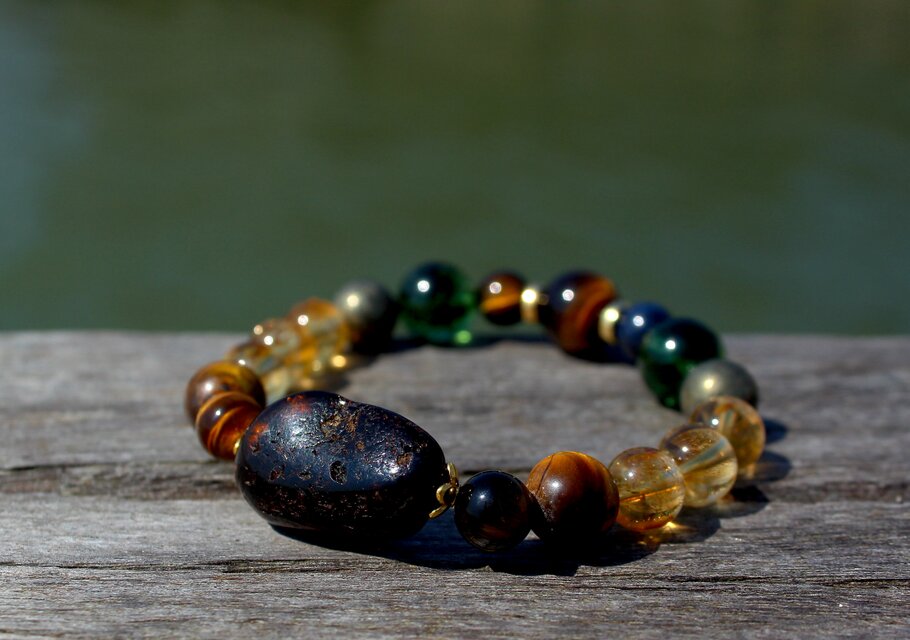 褐色のアンバー　金運、仕事運、人気運、勇気、知恵、幸運