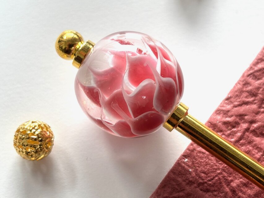 かんざし　人魚の鱗の様なとんぼ玉　ピンク　蓮　ロータス　アジアン　和風　春夏　蜻蛉玉　トンボ玉　一本簪　一本挿し