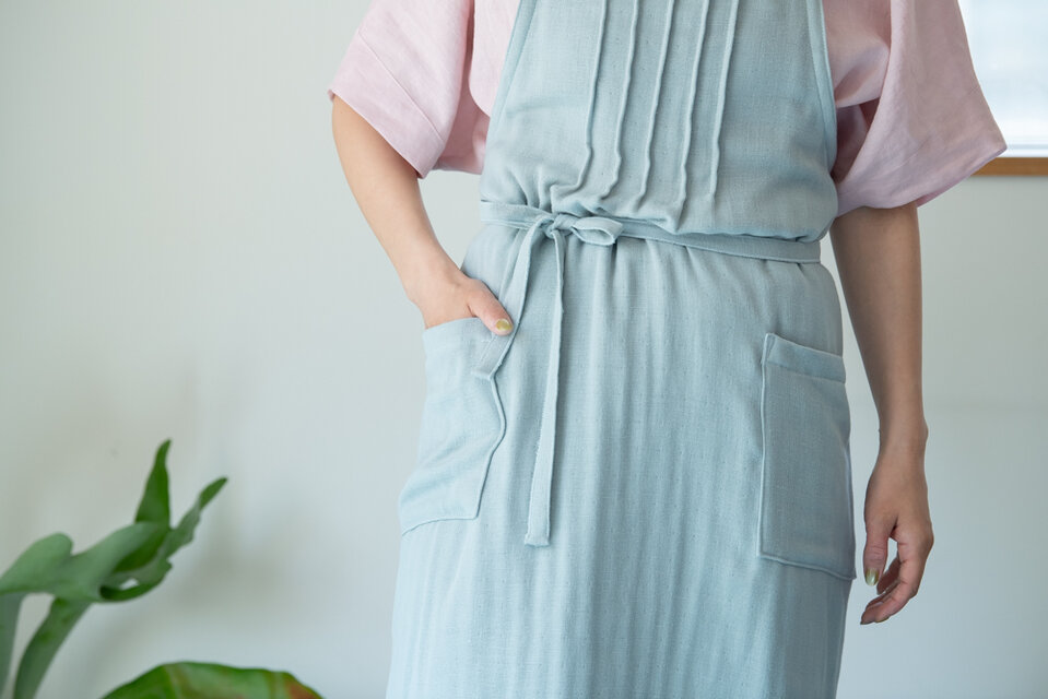 ３重ガーゼ　胸もとギャザーのエプロン【ジュニパーベリー染／Organic Cotton】