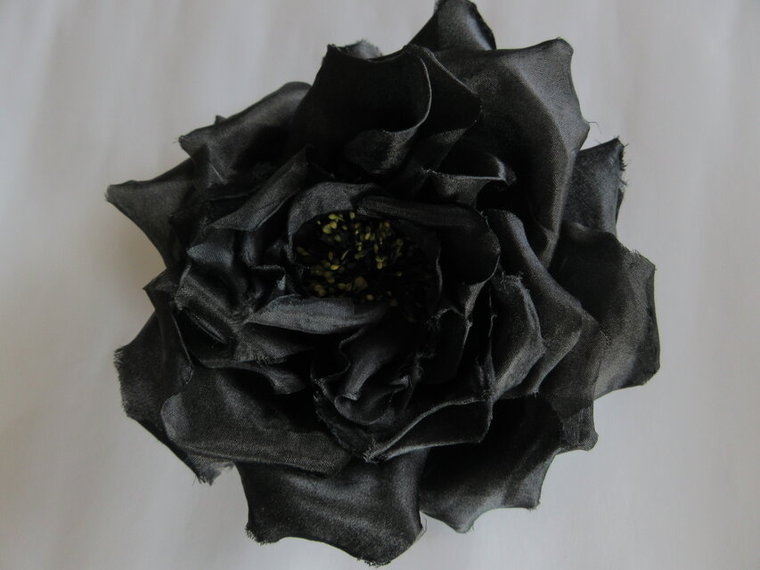 シルクの黒バラコサージュ（花芯黄×黒）