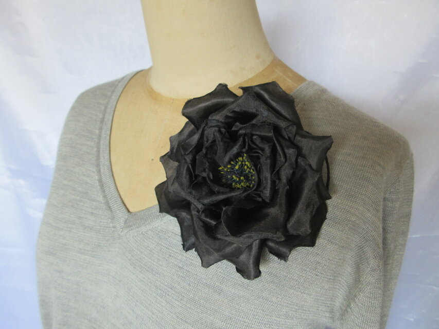 シルクの黒バラコサージュ（花芯黄×黒） | iichi 日々の暮らしを