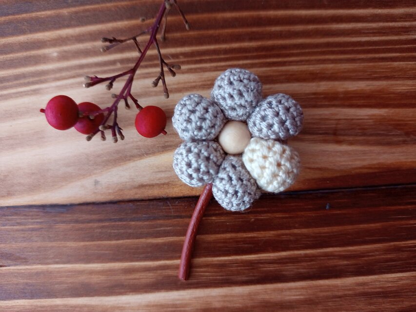 受注作成　レース糸のブローチ