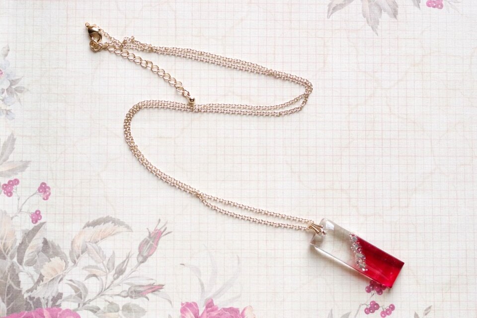 レジンアート　長方形のプレートペンダント〈美しき地獄の唄を〉