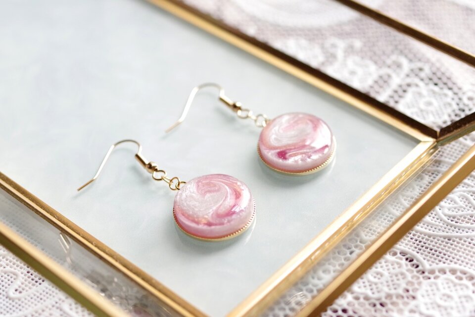 レジンアート　ラウンドピアス〈薄紅の微笑〉