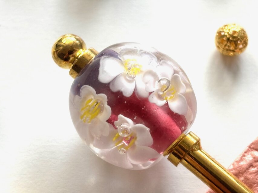かんざし　赤紫のグラデーションと白い花のとんぼ玉　パープル　ホワイト　和風　一本挿し　一本簪　春夏　桜　さくら