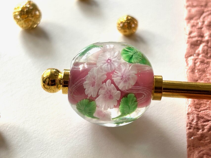 かんざし ピンクと白菊のとんぼ玉 蜻蛉玉 トンボ玉 春夏 一本挿し 一本