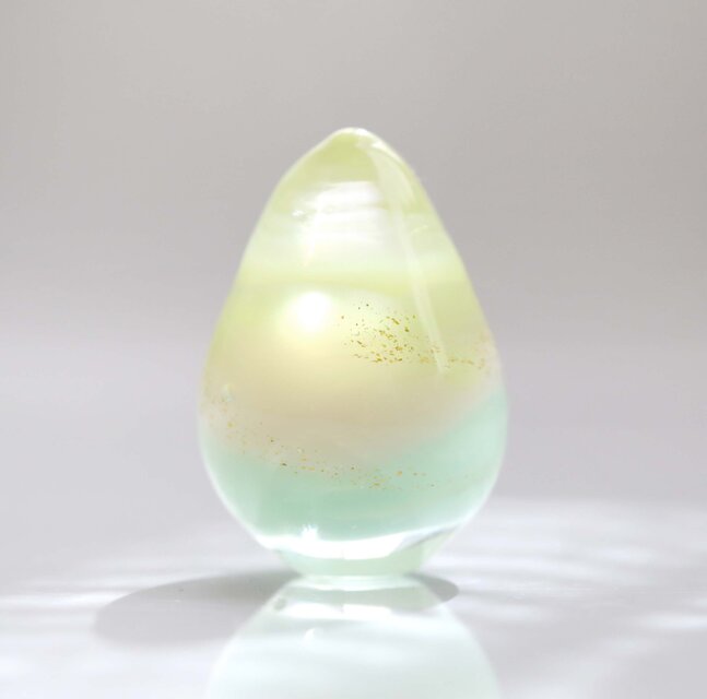 ガラスの雫の小さなオブジェ 「春花の丘」