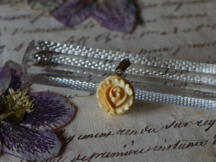 ローズのペンダントトップ　フランスアンティーク　アンティークのある暮らし