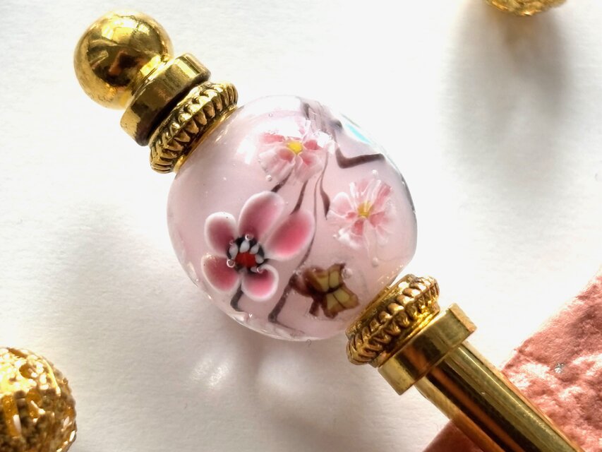 かんざし　ピンクと水色の花と蝶のとんぼ玉　春夏　ゴールド　一本挿し　一本簪　和風　ガラス　桜　サクラ　さくら