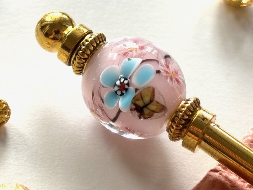 かんざし ピンクと水色の花と蝶のとんぼ玉 春夏 ゴールド 一本挿し 一