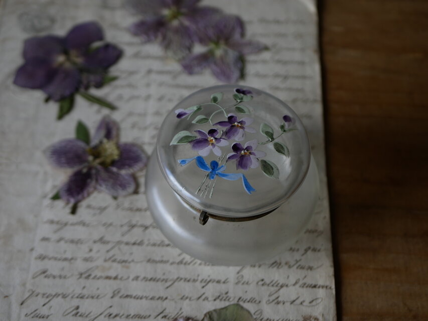 ハンドペイント　パープルの花のブーケ　ガラスのボンボニエール　フランスアンティーク