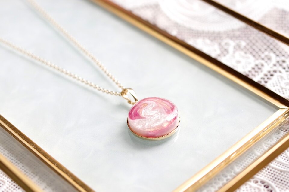 レジンアート　ラウンドペンダント〈薄紅の微笑〉